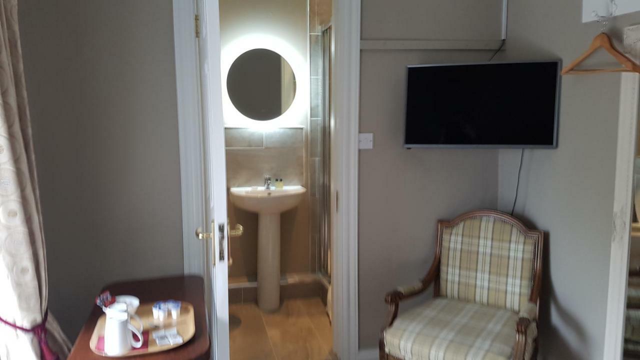 The Bounty Bar Guesthouse Трім Екстер'єр фото
