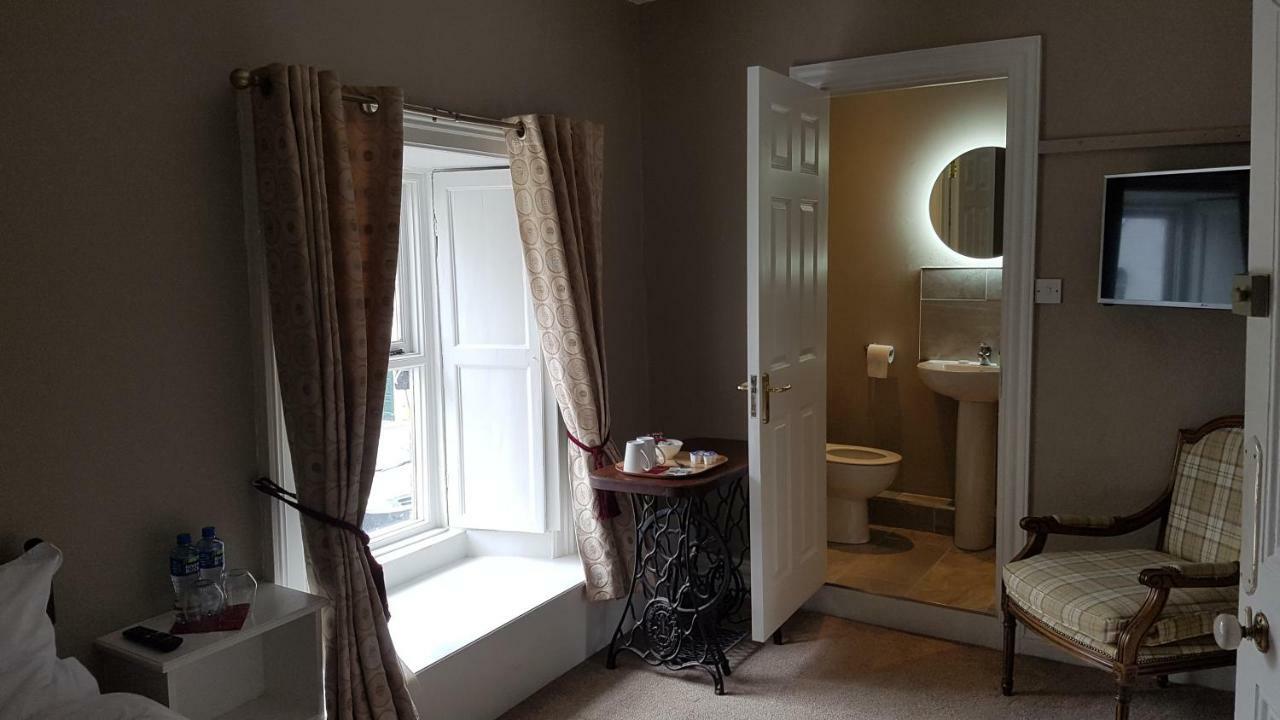 The Bounty Bar Guesthouse Трім Екстер'єр фото