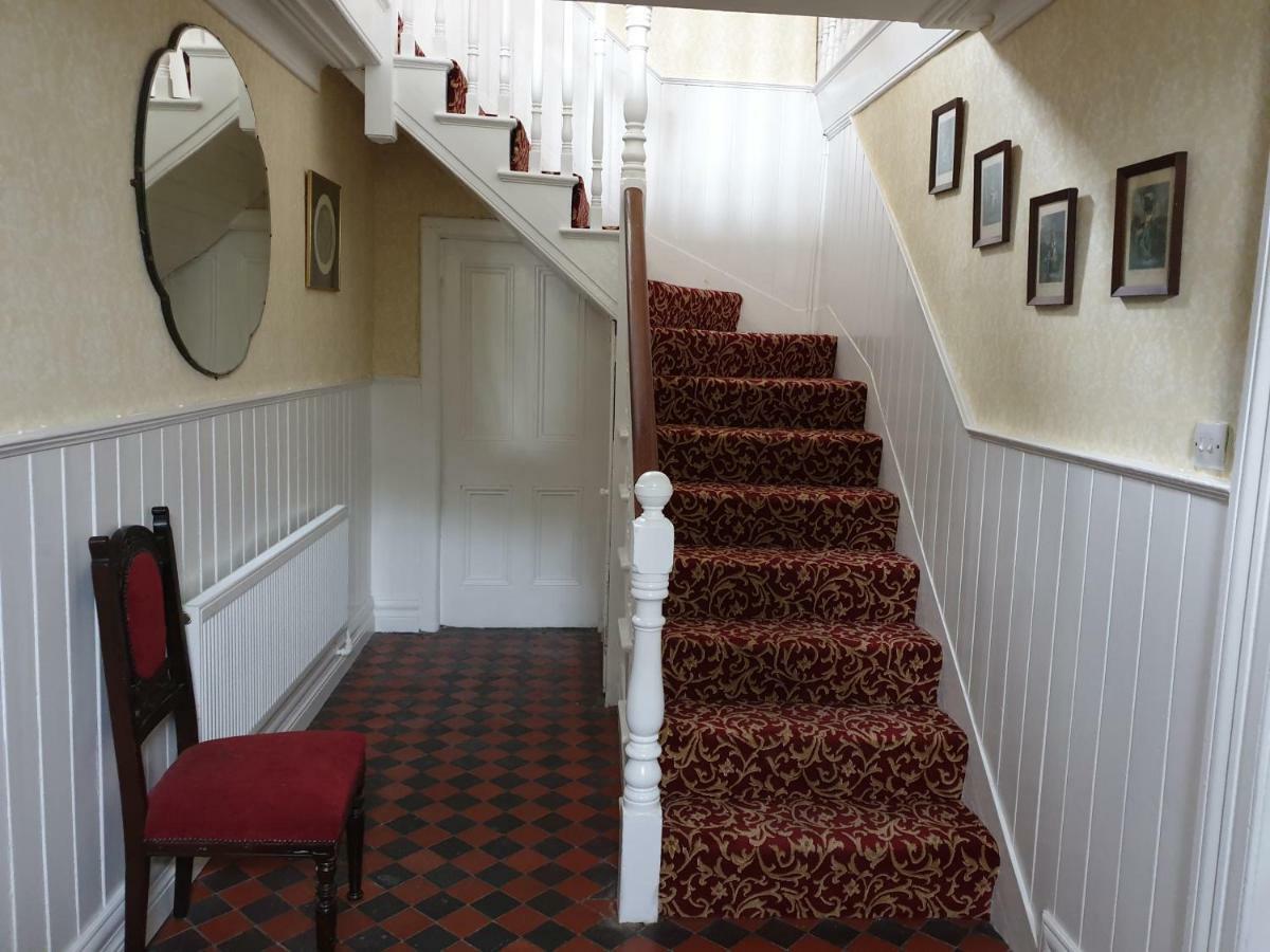 The Bounty Bar Guesthouse Трім Екстер'єр фото