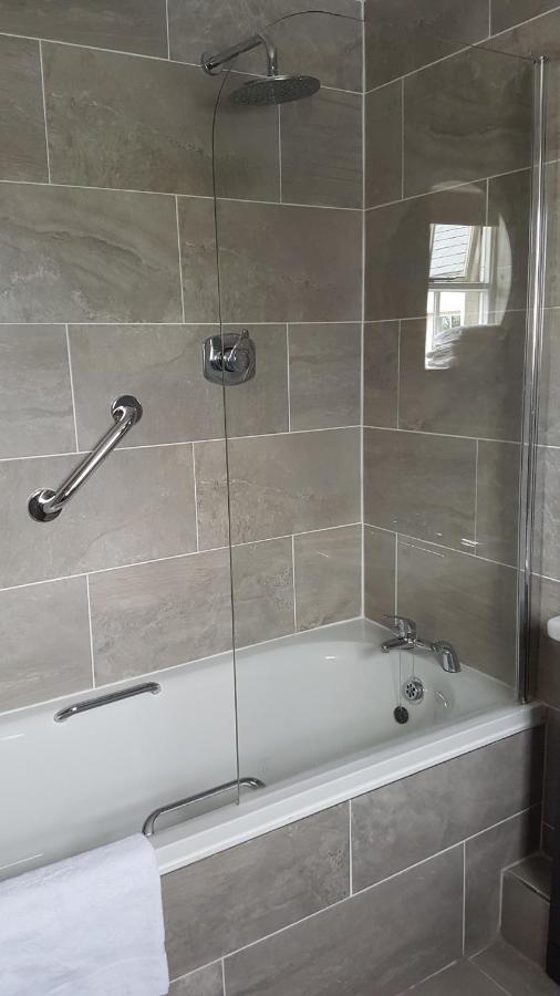 The Bounty Bar Guesthouse Трім Екстер'єр фото