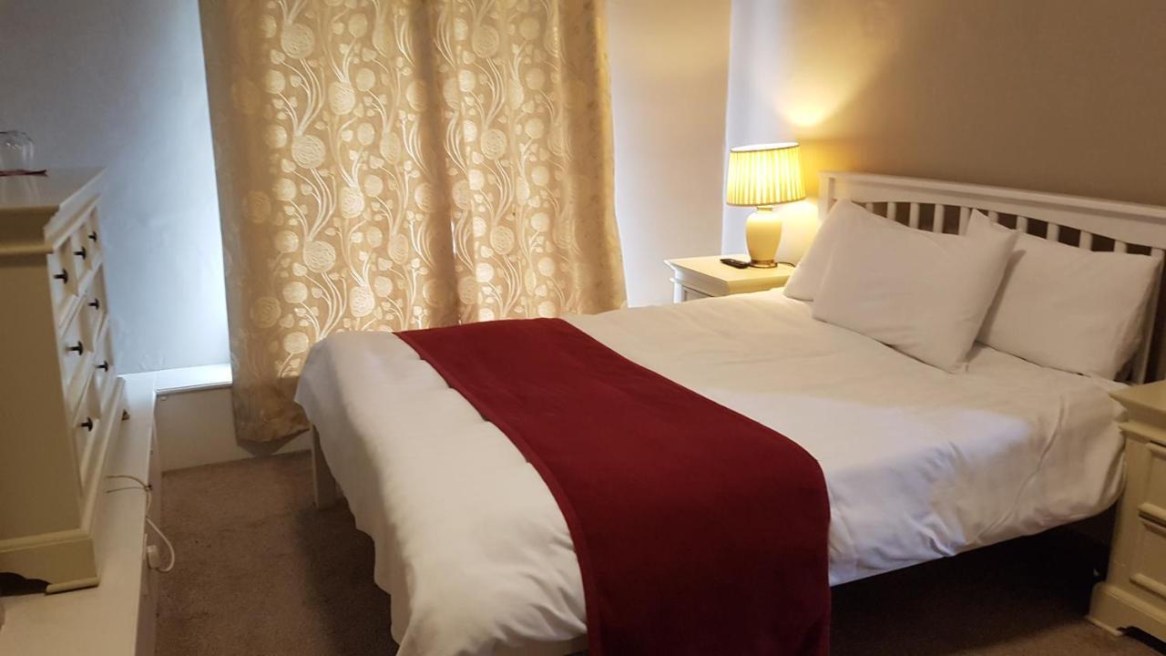 The Bounty Bar Guesthouse Трім Екстер'єр фото