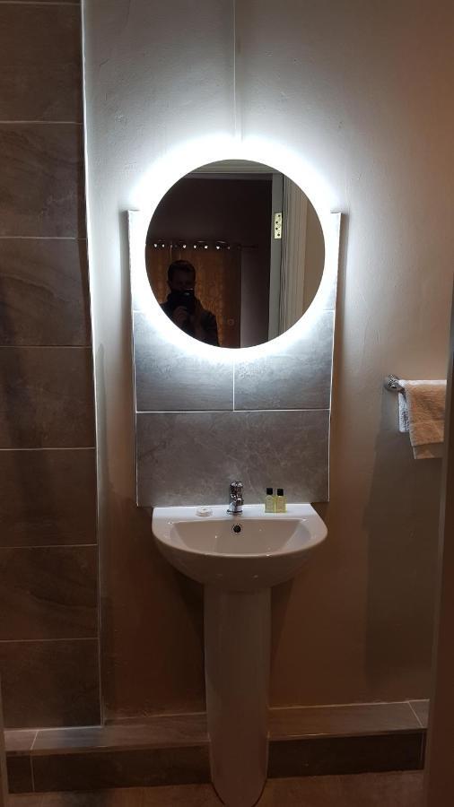 The Bounty Bar Guesthouse Трім Екстер'єр фото